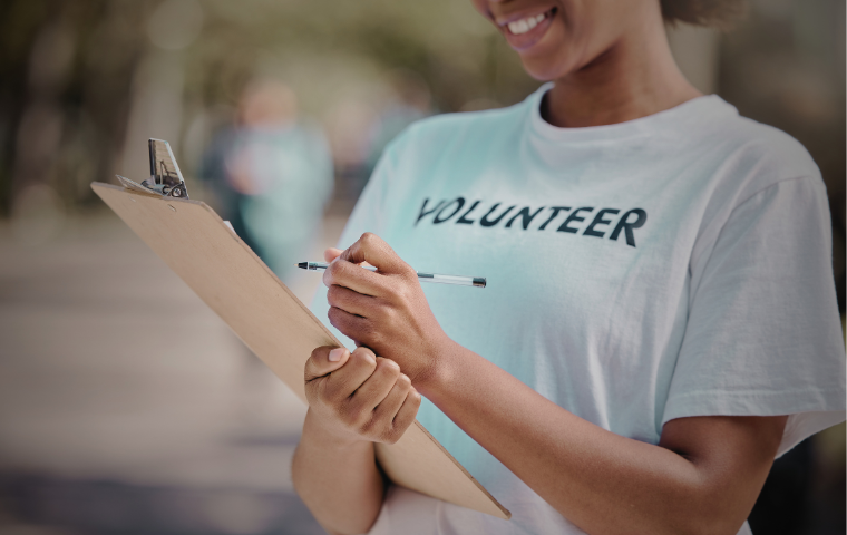 A student wearing a volunteer t-shirt